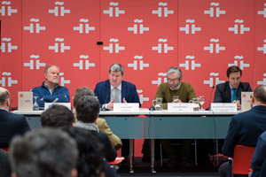 De izda. a dcha., William Chislett, Juan Manuel Bonet, Antonio Muñoz Molina y Miguel Solana, presentaron la muestra.