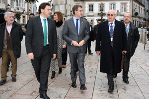 Núñez Feijóo y Rodríguez Miranda, con los integrantes de la Comisión, en la plaza de Celanova.