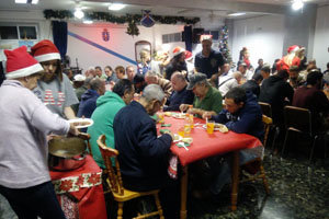 El Centro Gallego de Tenerife sirvió un año más su cena navideña a personas sin recursos.