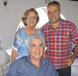 Conchi Amador Ramos y Javier Medina Padrón, expresidenta y actual presidente de la A.C. Virgen del Pino, respectivamente; junto con Iván Sánchez, también expresidente de la Asociación.