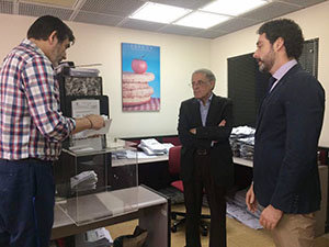 El funcionario Luis González Rodríguez; el cónsul adjunto, Julio Navas López; y el testigo en representación del PP, Antonio Álamo Lima, durante la verificación de los votos recibidos para su envío a España.