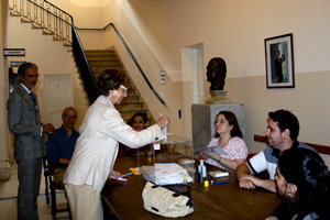 Una catalana vota en el Consulado General en Buenos Aires.