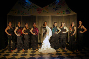 Claudia González y sus alumnas, durante el espectáculo Ensamble Flamenco.
