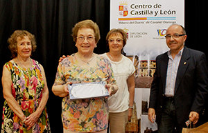 Cármen Laura García de Dumrauf posa con el galardón recibido.