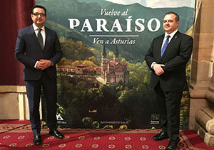 González Zapico e Isaac Pola, durante la presentación de estand de Asturias para Fitur.