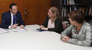 Guillermo Martínez, Pilar Burgo y Begoña Serrano, durante la reunión.