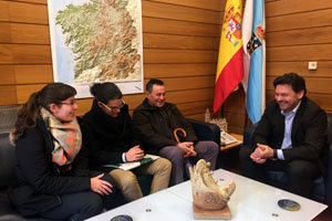 Miranda y los responsables de la asociación Rosalía de Castro de Berna, durante el encuentro.