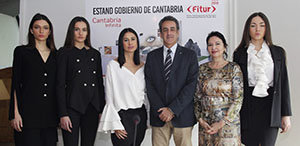 Martín, entre la directora general de Turismo y la diseñadora, posa con las modelos que han presentado los uniformes del personal de Turismo.