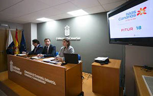 Cristóbal de la Rosa, Isaac Castellano y María Méndez, durante la presentación del pabellón de Canarias en Fitur.