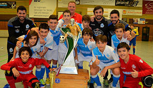 Los jugadores y entrenadores del Deportivo de La Coruña infantil posan con su trofeo.