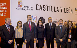 Los Reyes, García Cirac y diferentes autoridades posan en el estand de Castilla y León.
