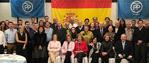 El secretario ejecutivo del PP en el Exterior, Ramón Moreno, con afiliados del PP de México.
