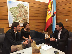 Antonio Rodríguez Miranda habla con Carmen Cruz y Jesús Pasos.