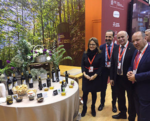 La presidenta de la Diputación, el diputado de Turismo y otras autoridades, frente a una mesa con productos de calidad de la Reserva de la Biosfera Meseta Ibérica.
