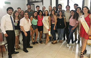 Participantes en la primera paella del verano del centro Castilla y León de Mar de Plata.