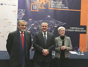 Isaac Pola –en el centro–, acompañado por Constantino Martínez y Teresa Vigón, durante la inauguración.