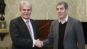 Un momento del saludo entre Alfonso Dastis y Fernando Clavijo.
