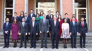 El Rey y el ministro de Exteriores posan con los nuevos secretarios de Embajada.