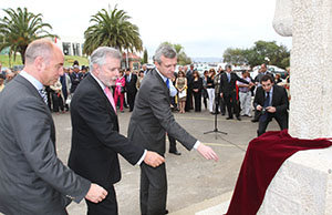 Víctor Fagilde –en el centro–, junto con Santiago Camba y Alfonso Rueda, inaugurando un cruceiro en Valparaiso.