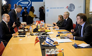 Núñez Feijóo y Francisco Conde, durante la reunión que mantuvieron con los directivos de Mobileye an Intel Company.