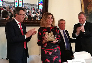 Aurora García Martín recibió la Pulchra Leonina de manos del presidente de la Diputación, Juan Martínez Majo.
