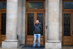 Juan José Castro, delante de la Escuela de Ingeniería Técnica, en Vigo.