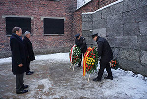 Pio Escudero, durante la ofrenda floral en Auschwitz