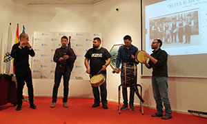 Rafael Carracedo y los músicos que le acompañaron interpretaron algunas de la partituras para requinta rescatadas en su obra.