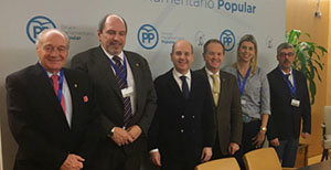 Ramón Moreno –3º por la izda.–, junto a miembros del CGCEE, su presidente y el director general de Migraciones.