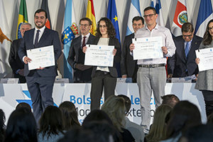 Algunos de los alumnos posan con sus diplomas acreditativos.