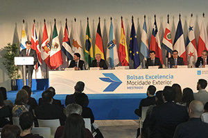 El presidente Feijóo, durante la recepción a los participantes en el programa de &#39;Bolsas de Excelencia&#39;.