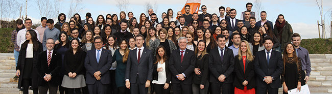 Las diferentes autoridades y participantes en el programa de Bolsas Excelencia, durante la recepción en la Cidade da Cultura.