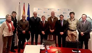 José M.ª Peláez -cuarto por la izda.–, con el algunos de los asistentes a la conferencia.