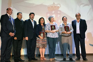 Las autoridades posan junto a los homenajeados en el acto en Caballeros de Santiago.