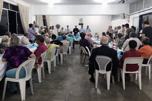 El secretario xeral mantuvo una charla con los mayores en Caballeros de Santiago.