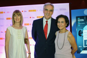 El embajador Javier Sandomingo y su esposa posan junto a la consejera Pilar Ruiz, durante la inauguración de Espanoramas.