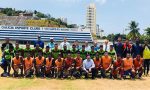 Miranda posa con los jugadores del Galícia Esporte Clube.