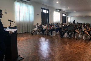 El secretario xeral de Emigración, durante la charla informativa.