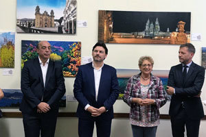 Miranda y los dirigentes de la entidad, durante la inauguración de la exposición.