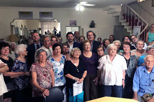Miranda y el resto de autoridades, con socios de la Sociedade Rosalía de Castro.