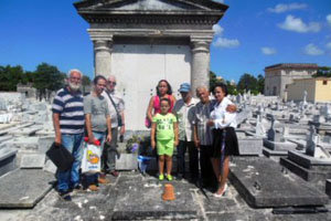 Visitaron el panteón social en el Cementerio Cristóbal Colón.