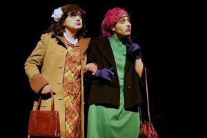 Marcela Fernández y Liliana Olmo representan a las hermanas Coralia y Maruxa Ricart Fandiño.