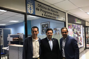 Antonio Rodríguez Miranda –centro–, junto al presidente de la Hermandad Gallega, Roberto González –1º por la izda.–, y el secretario general de la HGV, José Antonio Alejandro, ante la oficina de atención social, el pasado noviembre.
