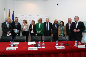 Algunos de los asistentes a la presentación, junto a la autora –3ª por la izda.–.
