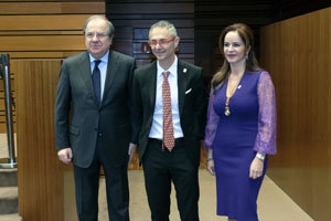 El presidente Juan Vicente Herrera, el rector de la Universidad de Salamanca, Ricardo Rivero, y la presidenta de las Cortes, Silvia Clemente.