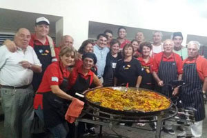Grupo de paelleros que elaboraron la comida.
