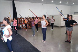 Alumnas del taller de bastoneo durante una de las clases.