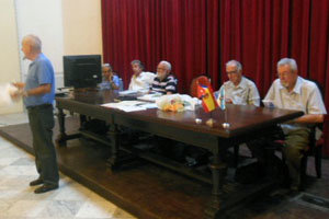 El presidente Ogando se dirige a los asociados durante el acto.