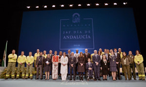La presidenta Susana Díaz posa con todos los premiados en el Día de Andalucía.