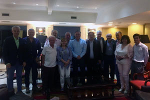 Tras el encuentro, el secretario de Estado posa junto a referentes del colectivo y dirigentes del PP en el exterior y en Argentina.